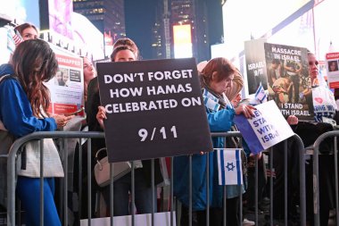19 Ekim 2023 - New York, ABD: Filistinliler ve İsrailliler arasındaki çatışmada yaşanan şiddetli toprak anlaşmazlığı. Yüzlerce İsrailli protestocu ve destekçi 46. ve 47. caddeler arasındaki Peder Duffy Meydanı 'na akın etti.