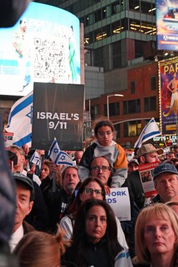 19 Ekim 2023 - New York, ABD: Filistinliler ve İsrailliler arasındaki çatışmada yaşanan şiddetli toprak anlaşmazlığı. Yüzlerce İsrailli protestocu ve destekçi 46. ve 47. caddeler arasındaki Peder Duffy Meydanı 'na akın etti.