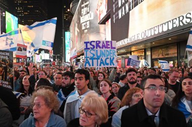 19 Ekim 2023 - New York, ABD: Filistinliler ve İsrailliler arasındaki çatışmada yaşanan şiddetli toprak anlaşmazlığı. Yüzlerce İsrailli protestocu ve destekçi 46. ve 47. caddeler arasındaki Peder Duffy Meydanı 'na akın etti.
