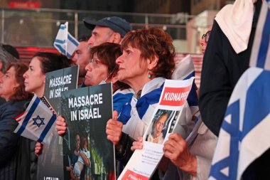 19 Ekim 2023 - New York, ABD: Filistinliler ve İsrailliler arasındaki çatışmada yaşanan şiddetli toprak anlaşmazlığı. Yüzlerce İsrailli protestocu ve destekçi 46. ve 47. caddeler arasındaki Peder Duffy Meydanı 'na akın etti.
