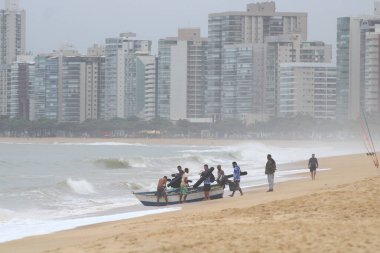 VILA VELHA (ES), Brezilya - 10 / 21 / 2023: Bulutlu ve yağmurlu hava bu cumartesi Vila Velha ES 'teki Itapua plajından uzak tuttu