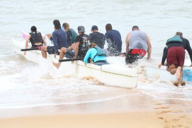 VILA VELHA (ES), Brezilya - 10 / 21 / 2023: CANOA HAVAIANA - Vila Velha ES plajındaki en çok pratik yapılan sporlardan biri, Canoa Havaiana sabah Itapua sahilinden Itataia Adası 'na iki sefer yapacak grupları bir araya getiriyor.