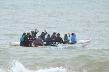 VILA VELHA (ES), Brezilya - 10 / 21 / 2023: CANOA HAVAIANA - Vila Velha ES plajındaki en çok pratik yapılan sporlardan biri, Canoa Havaiana sabah Itapua sahilinden Itataia Adası 'na iki sefer yapacak grupları bir araya getiriyor.