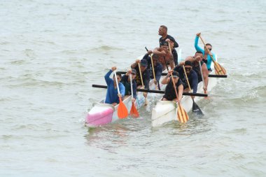 VILA VELHA (ES), Brezilya - 10 / 21 / 2023: CANOA HAVAIANA - Vila Velha ES plajındaki en çok pratik yapılan sporlardan biri, Canoa Havaiana sabah Itapua sahilinden Itataia Adası 'na iki sefer yapacak grupları bir araya getiriyor.