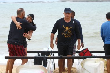 VILA VELHA (ES), Brezilya - 10 / 21 / 2023: CANOA HAVAIANA - Vila Velha ES plajındaki en çok pratik yapılan sporlardan biri, Canoa Havaiana sabah Itapua sahilinden Itataia Adası 'na iki sefer yapacak grupları bir araya getiriyor.