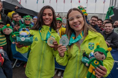 21 Ekim 2023, Santiago: PODIO / SKATE / STREET / JOGOS / PANAMERICANO / CHILE - Brezilyalı sporcular Rayssa Leal ve Pamela Rosa altın ve gümüş ve bronz madalya kazandılar.