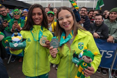 21 Ekim 2023, Santiago: PODIO / SKATE / STREET / JOGOS / PANAMERICANO / CHILE - Brezilyalı sporcular Rayssa Leal ve Pamela Rosa altın ve gümüş ve bronz madalya kazandılar.