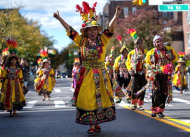 22 Ekim 2023, Queens, New York, ABD: The Queens Bolivian Parade NYC 2023. Queens Bolivya Geçidi NYC 2023 Bolivya kültürünün sergilendiği ve Bolivya Amerikalılarının başarılarını onurlandıran canlı bir topluluk etkinliğidir..