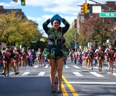 22 Ekim 2023, Queens, New York, ABD: The Queens Bolivian Parade NYC 2023. Queens Bolivya Geçidi NYC 2023 Bolivya kültürünün sergilendiği ve Bolivya Amerikalılarının başarılarını onurlandıran canlı bir topluluk etkinliğidir..