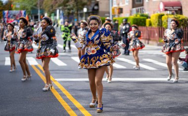 22 Ekim 2023, Queens, New York, ABD: The Queens Bolivian Parade NYC 2023. Queens Bolivya Geçidi NYC 2023 Bolivya kültürünün sergilendiği ve Bolivya Amerikalılarının başarılarını onurlandıran canlı bir topluluk etkinliğidir..