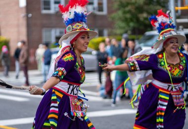 22 Ekim 2023, Queens, New York, ABD: The Queens Bolivian Parade NYC 2023. Queens Bolivya Geçidi NYC 2023 Bolivya kültürünün sergilendiği ve Bolivya Amerikalılarının başarılarını onurlandıran canlı bir topluluk etkinliğidir..