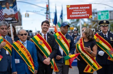 22 Ekim 2023, Queens, New York, ABD: The Queens Bolivian Parade NYC 2023. Queens Bolivya Geçidi NYC 2023 Bolivya kültürünün sergilendiği ve Bolivya Amerikalılarının başarılarını onurlandıran canlı bir topluluk etkinliğidir..