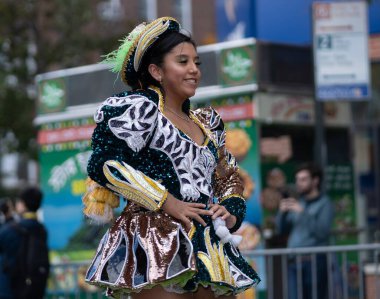 22 Ekim 2023 - Queens, New York, ABD: The Queens Bolivian Parade NYC 2023. Queens Bolivya Geçidi NYC 2023 Bolivya kültürünün sergilendiği ve Bolivya Amerikalılarının başarılarını onurlandıran canlı bir topluluk etkinliğidir..
