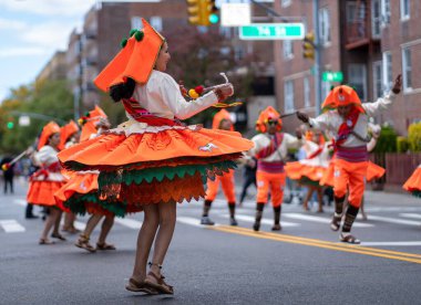 22 Ekim 2023, Queens, New York, ABD: The Queens Bolivian Parade NYC 2023. Queens Bolivya Geçidi NYC 2023 Bolivya kültürünün sergilendiği ve Bolivya Amerikalılarının başarılarını onurlandıran canlı bir topluluk etkinliğidir..