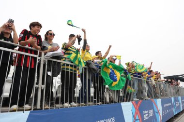 Santiago, Şili - 10 / 22 / 2023: Bayanlar kaykay pisti modalitesinin finali Kanada, ardından Brezilya gümüşü ve ABD bronzu tarafından desteklendi. Raicca Ventura Santiago 'daki kaykay parkında gümüş madalya kazandı.