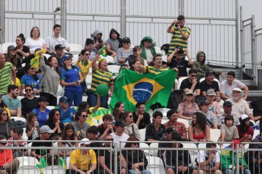 Santiago, Şili - 10 / 22 / 2023: Bayanlar kaykay pisti modalitesinin finali Kanada, ardından Brezilya gümüşü ve ABD bronzu tarafından desteklendi. Raicca Ventura Santiago 'daki kaykay parkında gümüş madalya kazandı.