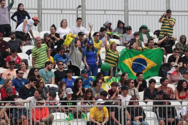 Santiago, Şili - 10 / 22 / 2023: Bayanlar kaykay pisti modalitesinin finali Kanada, ardından Brezilya gümüşü ve ABD bronzu tarafından desteklendi. Raicca Ventura Santiago 'daki kaykay parkında gümüş madalya kazandı.