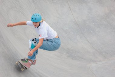 Santiago, Şili - 10 / 22 / 2023: Bayanlar kaykay pisti modalitesinin finali Kanada, ardından Brezilya gümüşü ve ABD bronzu tarafından desteklendi. Raicca Ventura Santiago 'daki kaykay parkında gümüş madalya kazandı.