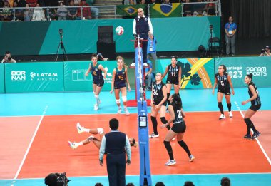 SANTIAGO (Şili), 10 / 22 / 2023 - Brezilya ile Arjantin arasındaki bayanlar voleybol karşılaşması, Şili 'nin Santiago kentinde düzenlenen 2023 Pan Amerika Oyunları sırasında gerçekleşti. Brezilya 3-0 kazandı. 