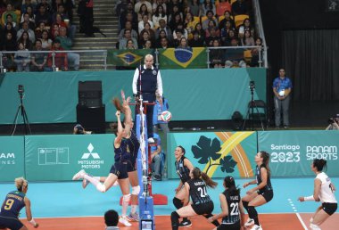 SANTIAGO (Şili), 10 / 22 / 2023 - Brezilya ile Arjantin arasındaki bayanlar voleybol karşılaşması, Şili 'nin Santiago kentinde düzenlenen 2023 Pan Amerika Oyunları sırasında gerçekleşti. Brezilya 3-0 kazandı. 