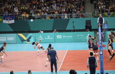 SANTIAGO (Şili), 10 / 22 / 2023 - Brezilya ile Arjantin arasındaki bayanlar voleybol karşılaşması, Şili 'nin Santiago kentinde düzenlenen 2023 Pan Amerika Oyunları sırasında gerçekleşti. Brezilya 3-0 kazandı. 