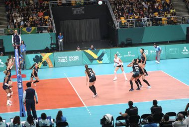 SANTIAGO (Şili), 10 / 22 / 2023 - Brezilya ile Arjantin arasındaki bayanlar voleybol karşılaşması, Şili 'nin Santiago kentinde düzenlenen 2023 Pan Amerika Oyunları sırasında gerçekleşti. Brezilya 3-0 kazandı. 