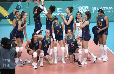 SANTIAGO (Şili), 10 / 22 / 2023 - Brezilya ile Arjantin arasındaki bayanlar voleybol karşılaşması, Şili 'nin Santiago kentinde düzenlenen 2023 Pan Amerika Oyunları sırasında gerçekleşti. Brezilya 3-0 kazandı. 
