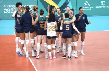 SANTIAGO (Şili), 10 / 22 / 2023 - Brezilya ile Arjantin arasındaki bayanlar voleybol karşılaşması, Şili 'nin Santiago kentinde düzenlenen 2023 Pan Amerika Oyunları sırasında gerçekleşti. Brezilya 3-0 kazandı. 