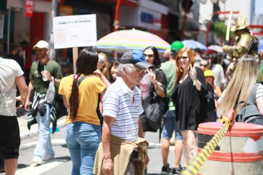 Sao Paulo (SP), Brezilya - 10 / 22 / 2023: Arabasız Rua Galvao Boeno Av projesiyle Sao Paulo, Oriental da Liberdade mahallesinde sokaklara açıldı. Araçlar için tüm kapalı ortamlara sahip Liberdade 