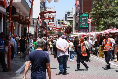 Sao Paulo (SP), Brezilya - 10 / 22 / 2023: Arabasız Rua Galvao Boeno Av projesiyle Sao Paulo, Oriental da Liberdade mahallesinde sokaklara açıldı. Araçlar için tüm kapalı ortamlara sahip Liberdade 