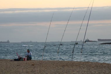 VILA VELHA, ESPIRITO SANTO, BRAZIL - 24 Ekim 2023: Bu Salı, Vila Velha Es kentindeki Itapua Sahili 'nde yüksek sıcaklıkta, havalar ve sakinler yürüyüş, kanoya binme, balık tutma veya dinlenme fırsatını değerlendirdi 