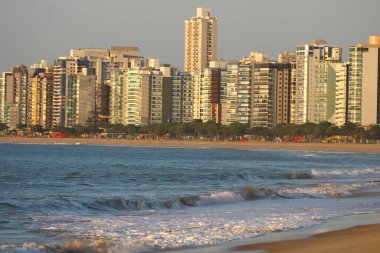 VILA VELHA, ESPIRITO SANTO, BRAZIL - 24 Ekim 2023: Bu Salı, Vila Velha Es kentindeki Itapua Sahili 'nde yüksek sıcaklıkta, havalar ve sakinler yürüyüş, kanoya binme, balık tutma veya dinlenme fırsatını değerlendirdi 