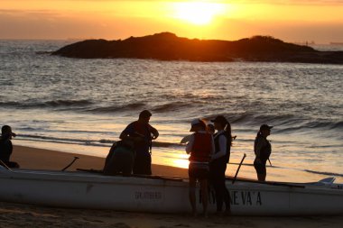 VILA VELHA (ES) 10 / 24 / 2023: Vila Velha Es kentindeki Itapua Plajı, banyo ve sakinleri kano gezisine çıkma fırsatı buldular. 