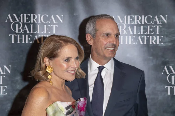 24 Ekim 2023 - New York, ABD: Katie Couric ve John Molner, New York 'ta bulunan Lincoln Center' daki David H. Koch Tiyatrosu 'ndaki Amerikan Bale Tiyatrosu Gala' sına katıldılar.. 