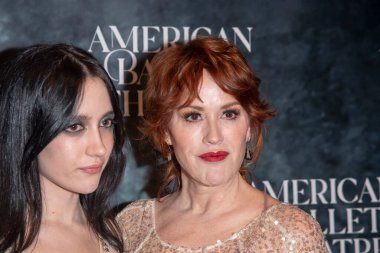 24 Ekim 2023 - New York, ABD: Mathilda Gianopoulos ve Molly Ringwald, 24 Ekim 2023 tarihinde New York 'taki Lincoln Center' da bulunan David H. Koch Tiyatrosu 'ndaki Amerikan Bale Sonbahar Galası' na katıldı.. 