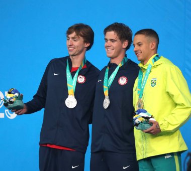 SANTIAGO, ŞİLİ - 10 / 23 / 2023: Brezilyalı GUILHERME SANTOS (Altın) ve Amerikan BROOKS CURRY ve JONATHAN KULOW (Gümüş) tarafından Şili 'deki Aquatic Center of National Stadium, Santiago, Şili