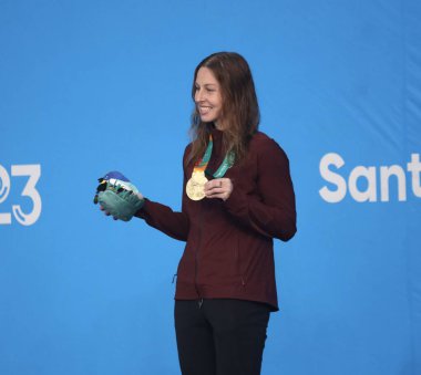 SANTIAGO (CHL), 10 / 23 / 2023: Kanadalı SYDNEY PICKREM (altın) ve KELSEY WOG (gümüş) ve Brezilyalı ASSIS DA SILVA G (bronz) tarafından kazanılan bayanlar 200 metre kurbağalama dalında madalya töreni.