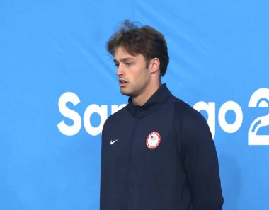 SANTIAGO (CHL), 10 / 23 / 2023: Amerikan ADAM CHANEY (altın), Arjantin SARAVIA U (gümüş) ve Kanada BLAKE TIERNEY (bronz) tarafından kazanılan erkekler 100 sırt üstü yüzmede madalya töreni. 