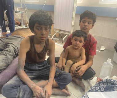 GAZA (PALESTINE) - 10 / 23 / 2023: İsrail savaş uçaklarının evlerine yönelik şiddetli ve ağır saldırıları sonrasında Gazze 'deki El-Şii Tıp Hastanesi' ne kaldırılan Filistinliler
