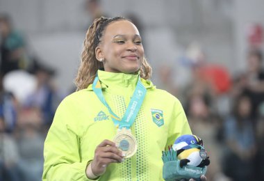 SANTIAGO (CHL), 10 / 24 / 2023: Brezilyalı ANDRADE Rebeca (Altın), Amerikan CHILES Jordan (Gümüş) ve Meksika ESCALERA Natalia com (Bronz) ile Ulusal Stadyum, Santiago 'daki jimnastik merkezinde düzenlenen bayanlar atlama finalinde madalya töreni,.