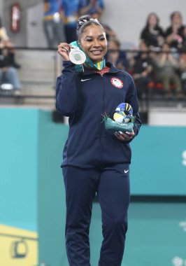 SANTIAGO (CHL), 10 / 24 / 2023 - CEREMONY / FINAL / JUMP / KADINEN - Brezilyalı ANDRADE Rebeca (Altın), Amerikalı CHILES Jordan (Gümüş) ve Meksikalı ESCALERA Natali ile bayanlar atlama finalinde madalya töreni