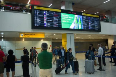 SAO PAULO (SP), 10 / 23 / 2023 - SAO PAULO ULO İNTİHAR / BREZİL - Sao Paulo Uluslararası Havaalanı 'nın (GRU Havaalanı) kalkış ve varış terminalinin lobisinde yolcu hareketi, Guarulhos. 