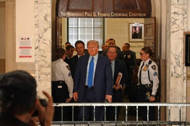 NEW YORK, ABD - 24 Ekim 2023: Trump 'ın eski avukatı Michel Cohen, Donald Trump aleyhinde 60 Center Street Court' ta dolandırıcılıktan ifade verdi.. 