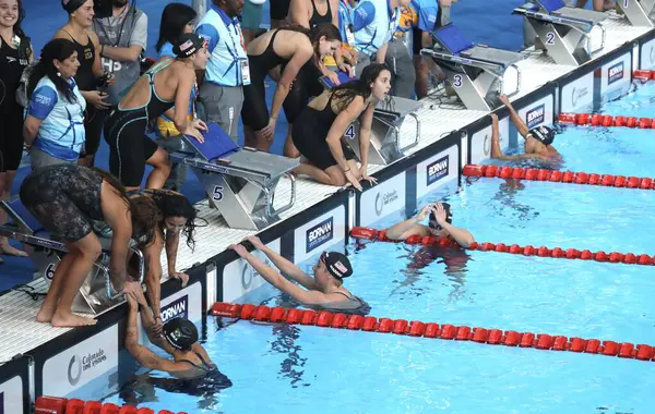 Santiago Chl 2023 女子4X200自由泳接力赛由美国 和加拿大 在智利圣地亚哥国家体育场水上中心夺得 — 图库照片