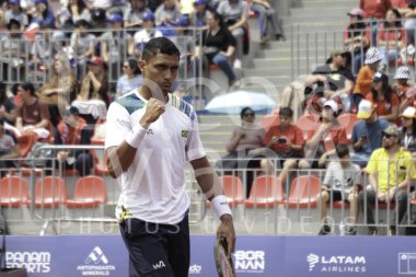 Santiago (Şili), 10 / 25 / 2023 - Brezilyalı tenisçi Thiago Monteiro ile Şilili Gonzalo Lama arasındaki tenis maçı, orta sahada, Santiago 'daki Nacional stadyumunda 