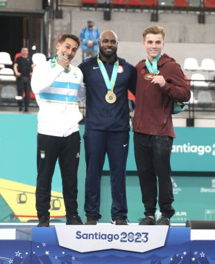 SANTIAGO, ŞİLİ - 10 / 24 / 2023: Erkekler Anillos finalinde altın madalya töreni, D, Arjantinli VILLAFANE, D gümüş madalya ve Kanada Dolci Felix Santiago Ulusal Stadyumu 'nda bronz madalya kazandı
