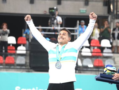 SANTIAGO, ŞİLİ - 10 / 24 / 2023: Erkekler Anillos finalinde altın madalya töreni, D, Arjantinli VILLAFANE, D gümüş madalya ve Kanada Dolci Felix Santiago Ulusal Stadyumu 'nda bronz madalya kazandı