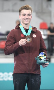 SANTIAGO, ŞİLİ - 10 / 24 / 2023: Erkekler Anillos finalinde altın madalya töreni, D, Arjantinli VILLAFANE, D gümüş madalya ve Kanada Dolci Felix Santiago Ulusal Stadyumu 'nda bronz madalya kazandı