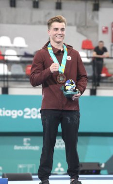 SANTIAGO, ŞİLİ - 10 / 24 / 2023: Erkekler Anillos finalinde altın madalya töreni, D, Arjantinli VILLAFANE, D gümüş madalya ve Kanada Dolci Felix Santiago Ulusal Stadyumu 'nda bronz madalya kazandı