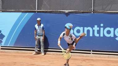 SANTIAGO, ŞİLİ - 26 Ekim 2023: Brezilya PIGOSSI Laura ile Peru PİGOSSI Lucciana arasında Ulusal Stadyumdaki Tenis Spor Merkezi 'nin 2. kortunda oynanan bayanlar tenis finali, Santiago
